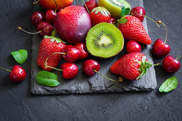 Surtido de jugosas frutas y bayas de verano.