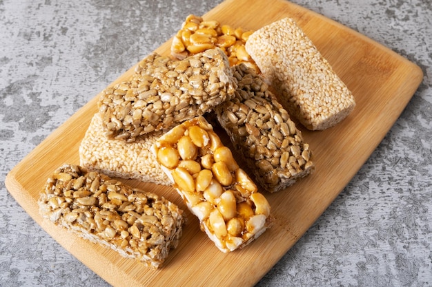 Surtido de kozinak de semillas y nueces en una tabla de madera La dulzura tradicional del suroeste de Asia