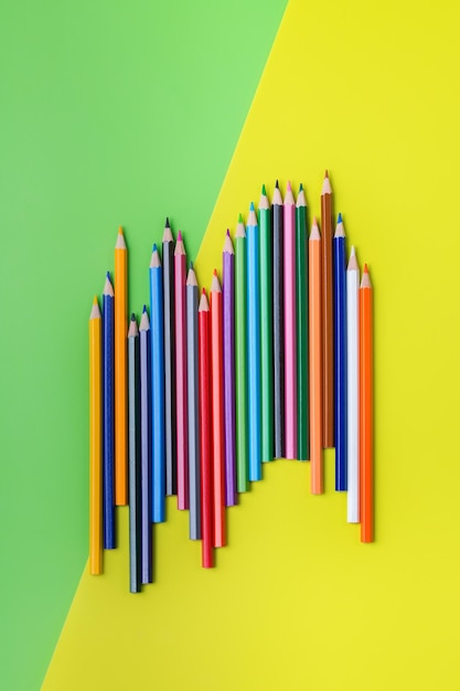Surtido de lápices de colores Concepto de regreso a la escuela