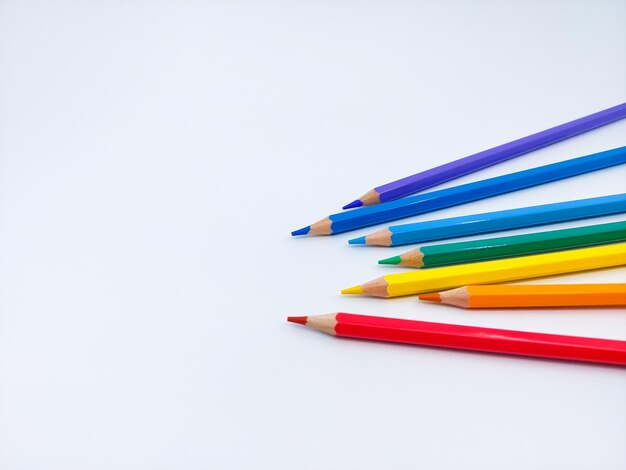 Surtido de lápices de dibujo de madera de colores en el espacio en blanco