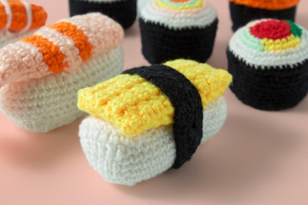 Surtido de maki sushi rolls y nigiri Hecho a mano en crochet y lana de colores Sushi set amigurumi