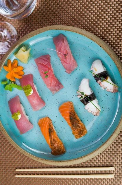 Surtido de nigiri sushi premium de atún y salmón en un plato bellamente decorado