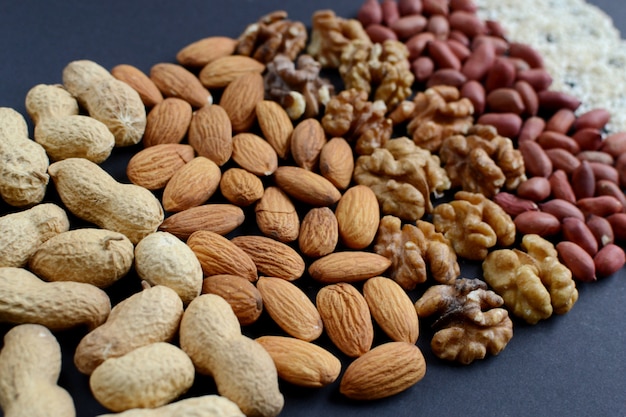 Surtido de nueces, cacahuates, almendras, nueces, pistachos, nueces, anacardos, avellanas.