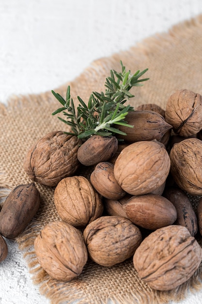 Surtido de nueces. En un fondo claro.