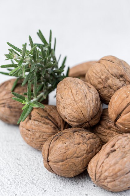 Surtido de nueces. En un fondo claro.