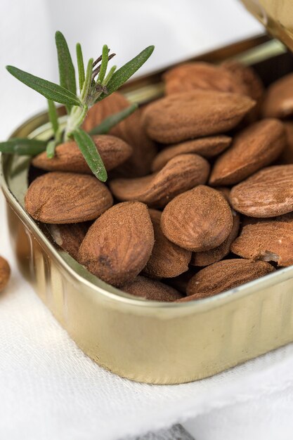 Surtido de nueces. En un fondo claro.