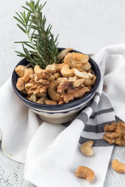 Surtido de nueces. En un fondo claro.