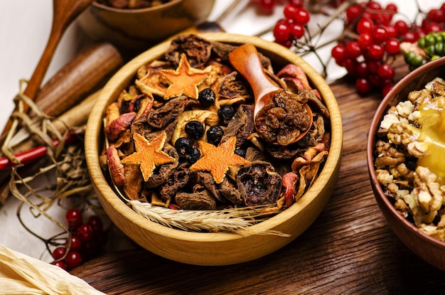 Surtido de nueces y frutos secos sobre fondo de madera Frutos secos en un tazón Nueces y frutos secos