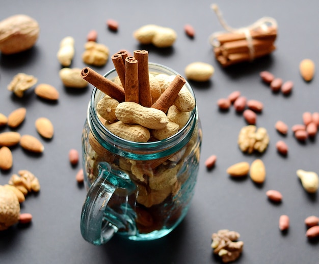 Surtido de nueces mixtas en un frasco de vidrio, maní, almendras, nueces.