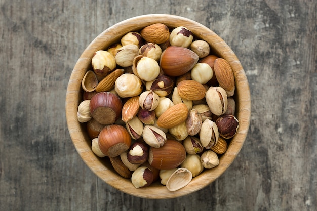 Surtido de nueces mixtas en un tazón en la mesa de madera Vista superior