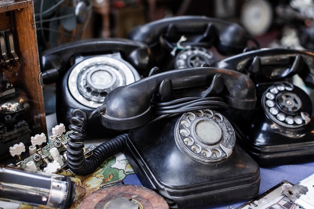 Foto surtido de objetos de mercado de antigüedades