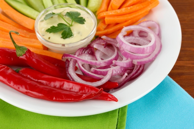 Surtido de palitos de verduras crudas en un plato sobre servilletas de cerca