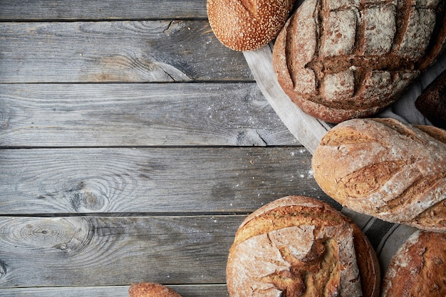 Surtido de pan casero sin gluten y sin levadura sobre fondo de madera gris