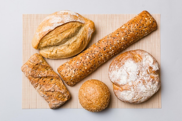 Surtido de pan recién horneado con una servilleta en la vista superior de la mesa rústica Pan sin levadura saludable Pan francés