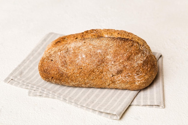 Surtido de pan recién horneado con una servilleta en la vista superior de la mesa rústica Pan sin levadura saludable Pan francés