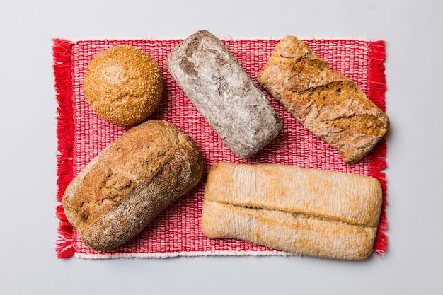 Surtido de pan recién horneado con una servilleta en la vista superior de la mesa rústica Pan sin levadura saludable Pan francés