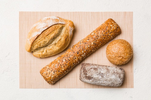 Surtido de pan recién horneado con una servilleta en la vista superior de la mesa rústica Pan sin levadura saludable Pan francés