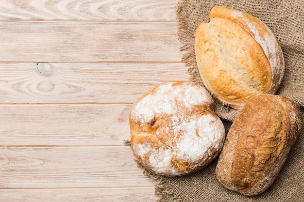 Surtido de pan recién horneado con una servilleta en la vista superior de la mesa rústica Pan sin levadura saludable Pan francés