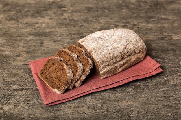Surtido de pan recién horneado con una servilleta en la vista superior de la mesa rústica Pan sin levadura saludable Rebanada de pan francés