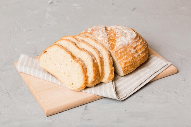 Surtido de pan recién horneado con una servilleta en la vista superior de la mesa rústica Pan sin levadura saludable Rebanada de pan francés