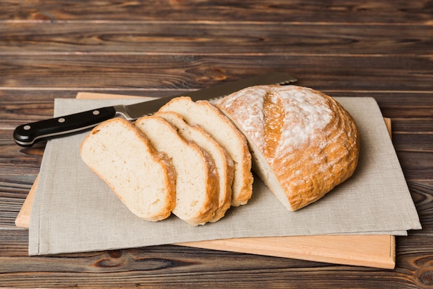 Surtido de pan recién horneado con una servilleta en la vista superior de la mesa rústica Pan sin levadura saludable Rebanada de pan francés