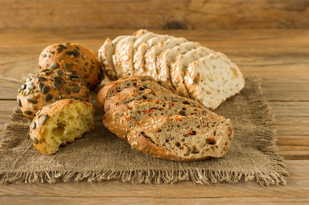 Surtido de pan vegano casero sin gluten en la rústica mesa de madera. Repostería casera al horno.