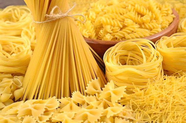 Surtido de pasta italiana cruda cerrar