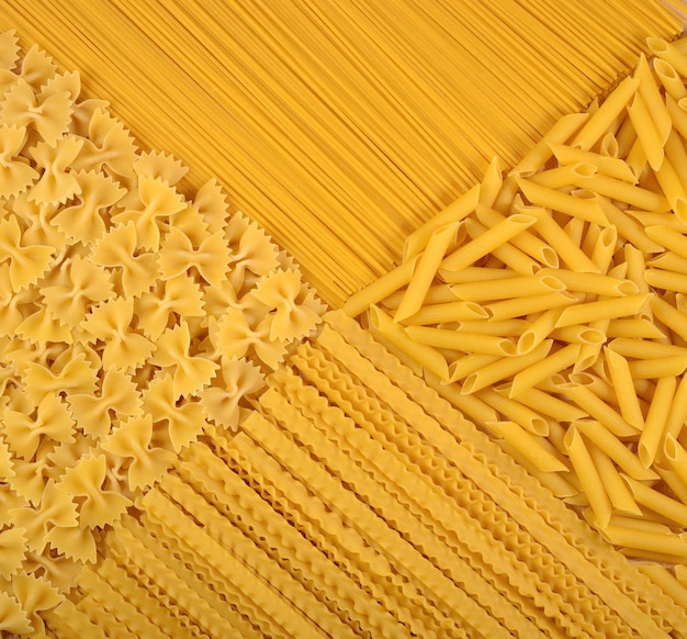 Surtido de pasta italiana cruda como textura de fondo