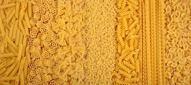 Surtido de pasta italiana cruda como textura de fondo