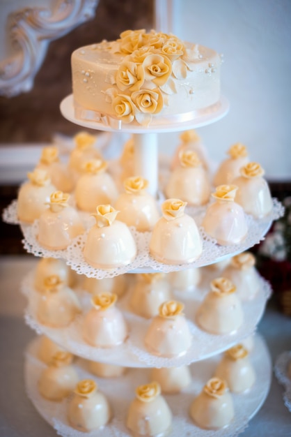 Surtido de pastel con delicioso postre en una mesa de boda.