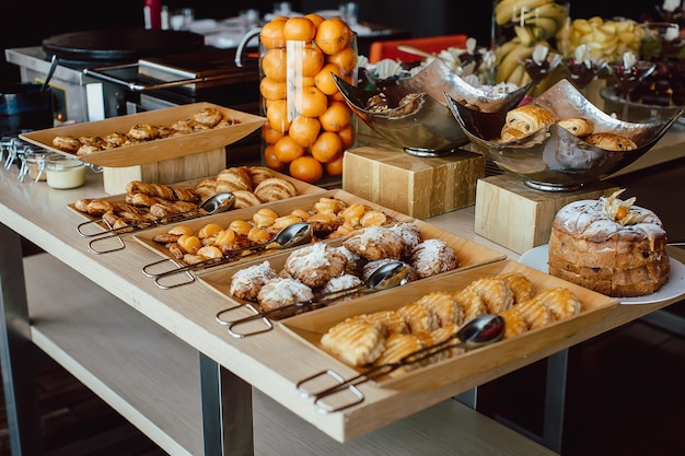 Surtido de pastelería fresca en la mesa en buffet