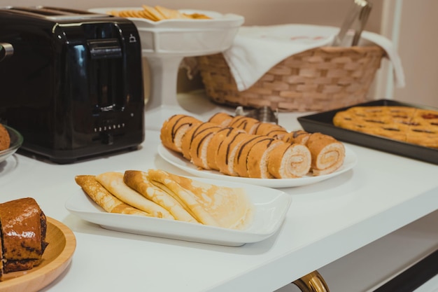 Surtido de pasteles frescos en la mesa de bufé