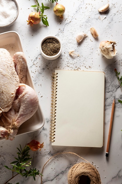 Foto surtido de pavo de acción de gracias en la mesa