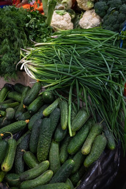 Surtido de pepinos y verduras orgánicas frescas en el mercado