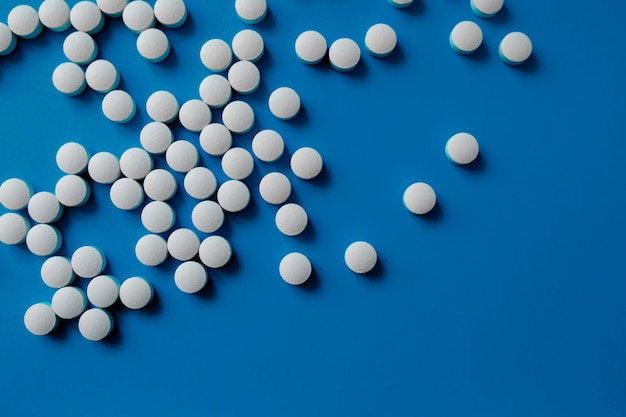 Foto surtido de píldoras, tabletas y cápsulas de medicina farmacéutica. montón de una variedad de tabletas y píldoras de medicamentos de diferentes colores.