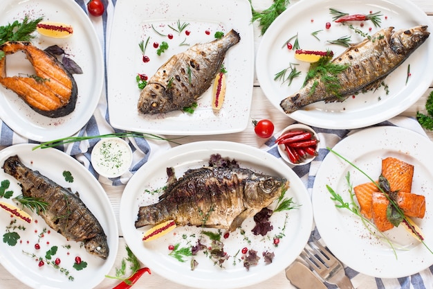 Surtido de platos de pescado frito en ayunas plano. Vista superior de la variedad de mariscos a la parrilla. Mediterráneo