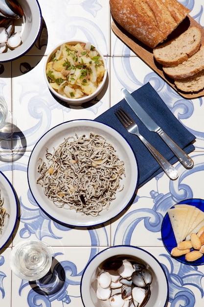 Foto surtido de platos tradicionales de gulas