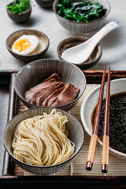 Foto surtido de platos tradicionales japoneses