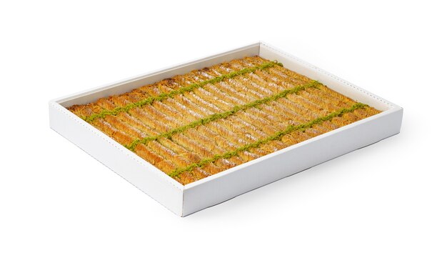 Surtido de postre baklava turco en un cuadro blanco aislado en blanco