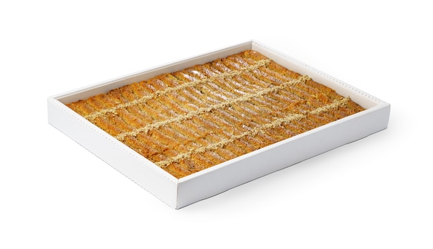 Surtido de postre baklava turco en un cuadro blanco aislado en blanco