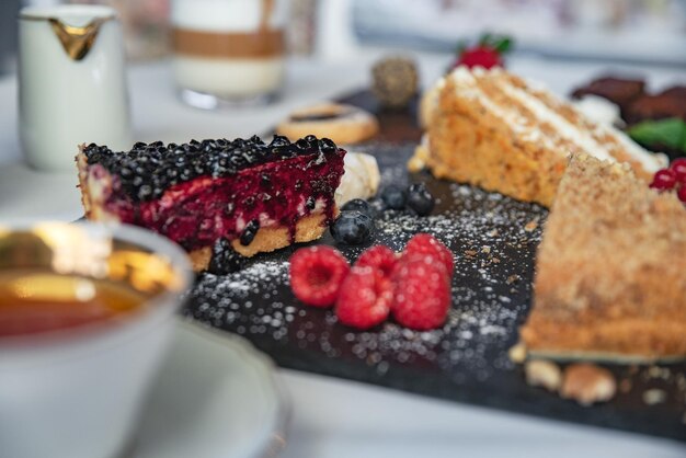 Surtido de postres caseros en la mesa