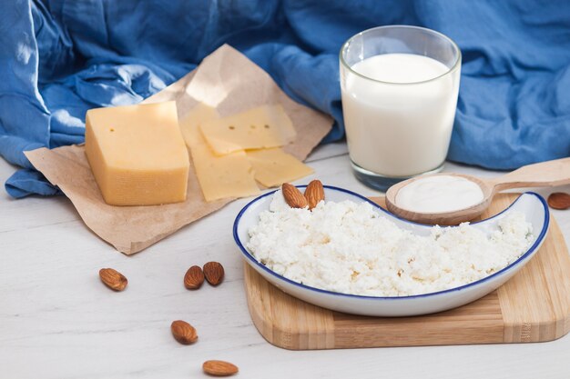 Surtido de productos lácteos: queso, leche, crema, requesón. Concepto de productos orgánicos de la naturaleza.