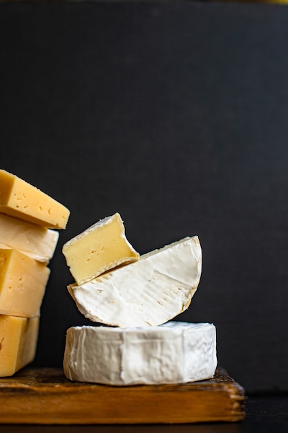 Surtido de queso sabroso en una tabla de madera