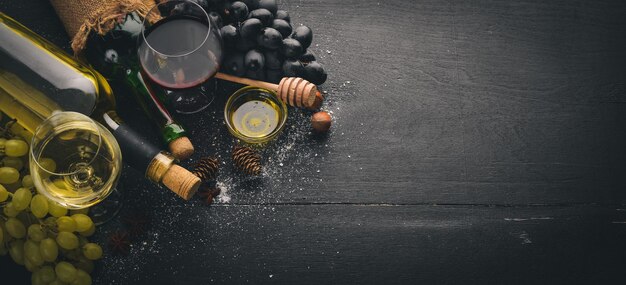 Surtido de quesos una botella de vino miel nueces y especias en una mesa de madera Vista superior Espacio libre para texto