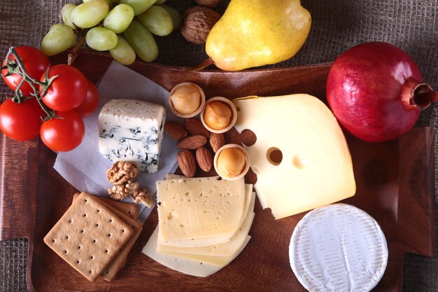 Surtido de quesos con frutas, uvas y nueces.