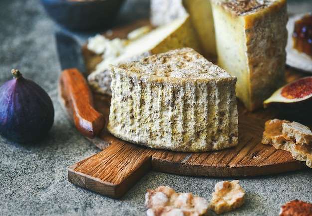 Surtido de quesos higos pan de miel y frutos secos a bordo