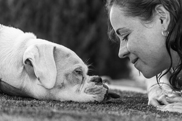 Surtido de retratos de un perro y su dueño