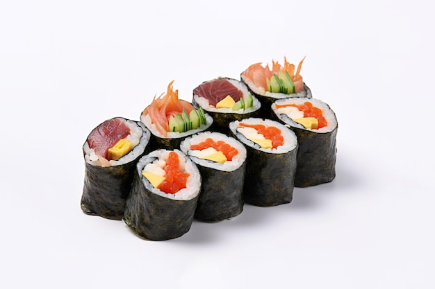 Surtido de rollos de sushi aislado sobre fondo blanco comida japonesa