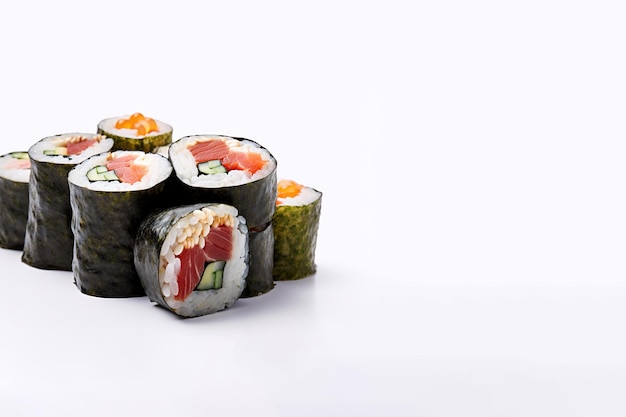 Surtido de rollos de sushi aislado sobre fondo blanco con espacio de copia comida japonesa
