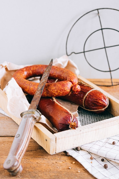 Surtido de salchichas ahumadas, aperitivo en madera